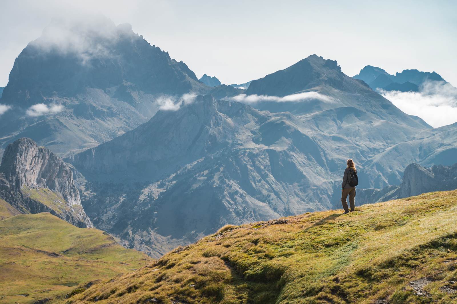 Wanderin blickt auf majestätische Berge
